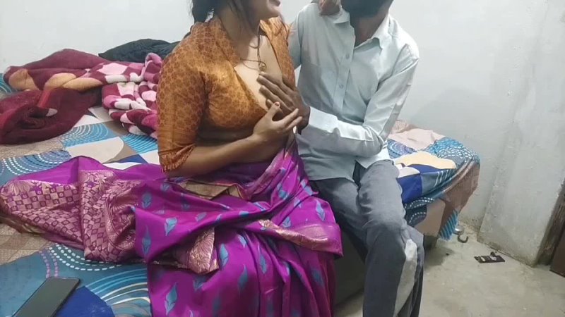 Devar ne mauka dekh desi bhabhi ko chocolate khilaa ke pela